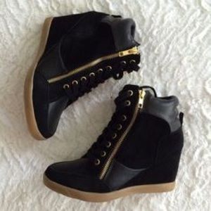 Steve Madden black leather sneaker wedge, gold zip
